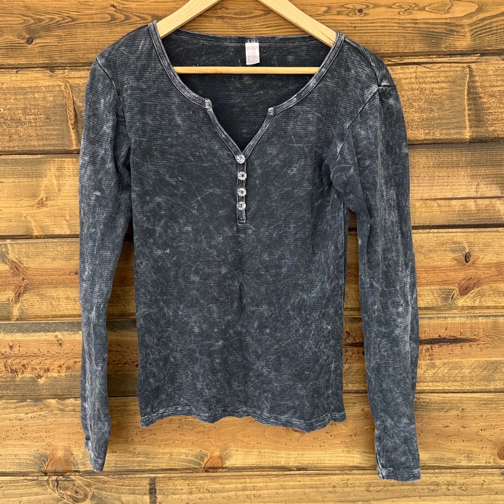 Otomix Long Sleeve V neck - with decorative buttons
